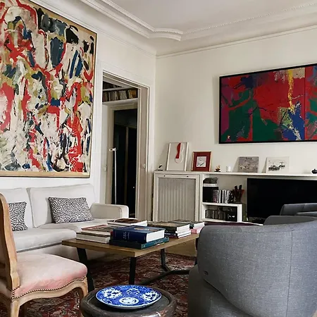 Bright And Luxurious In The Heart Of Parigi