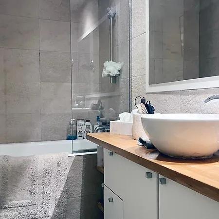 Bright And Luxurious In The Heart Of * Parigi