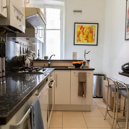 Bright And Luxurious In The Heart Of * Parigi