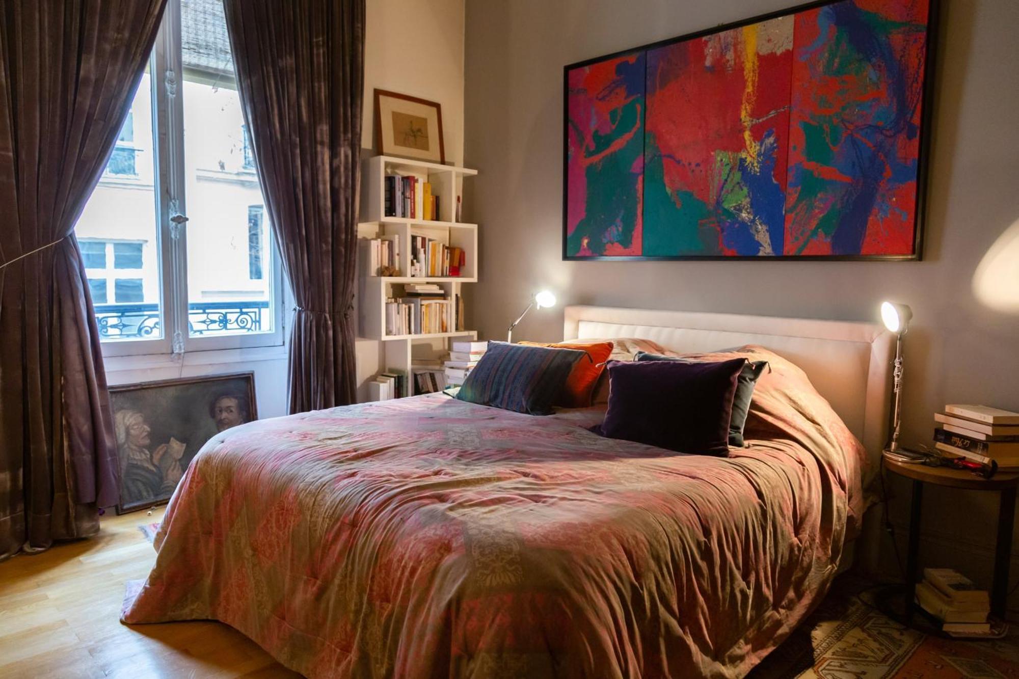 Bright And Luxurious In The Heart Of * Parigi